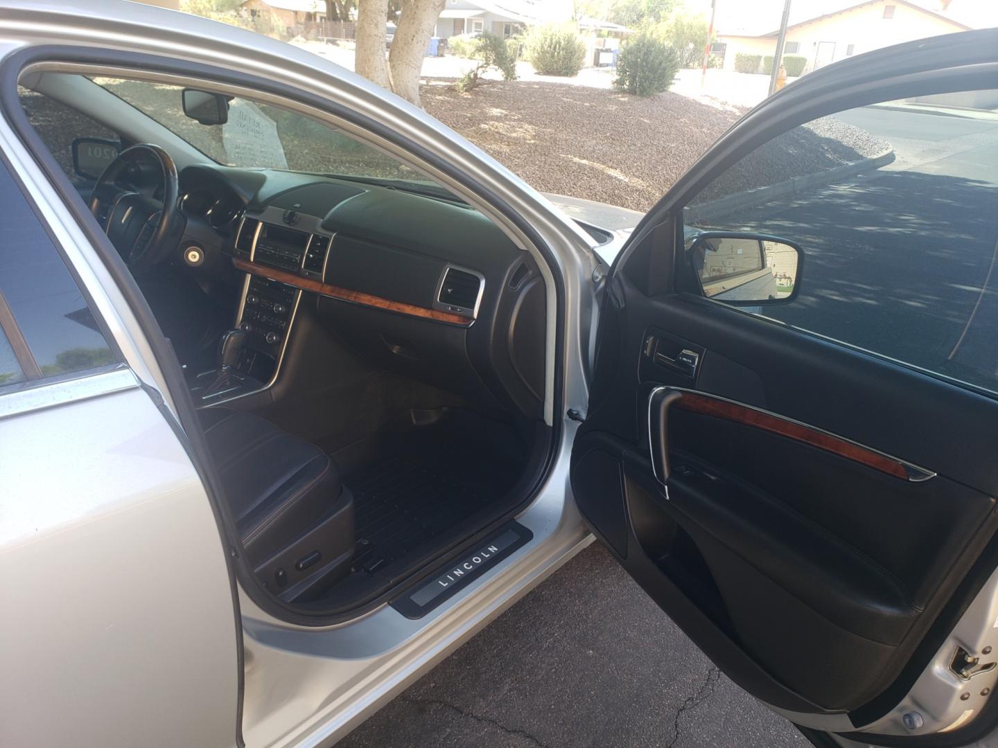 2010 /gray and black Lincoln MKZ base (3LNHL2GCXAR) with an 3.5L V6 DOHC 24V engine, 6-Speed Automatic transmission, located at 323 E Dunlap Ave., Phoenix, AZ, 85020, (602) 331-9000, 33.567677, -112.069000 - Photo#12